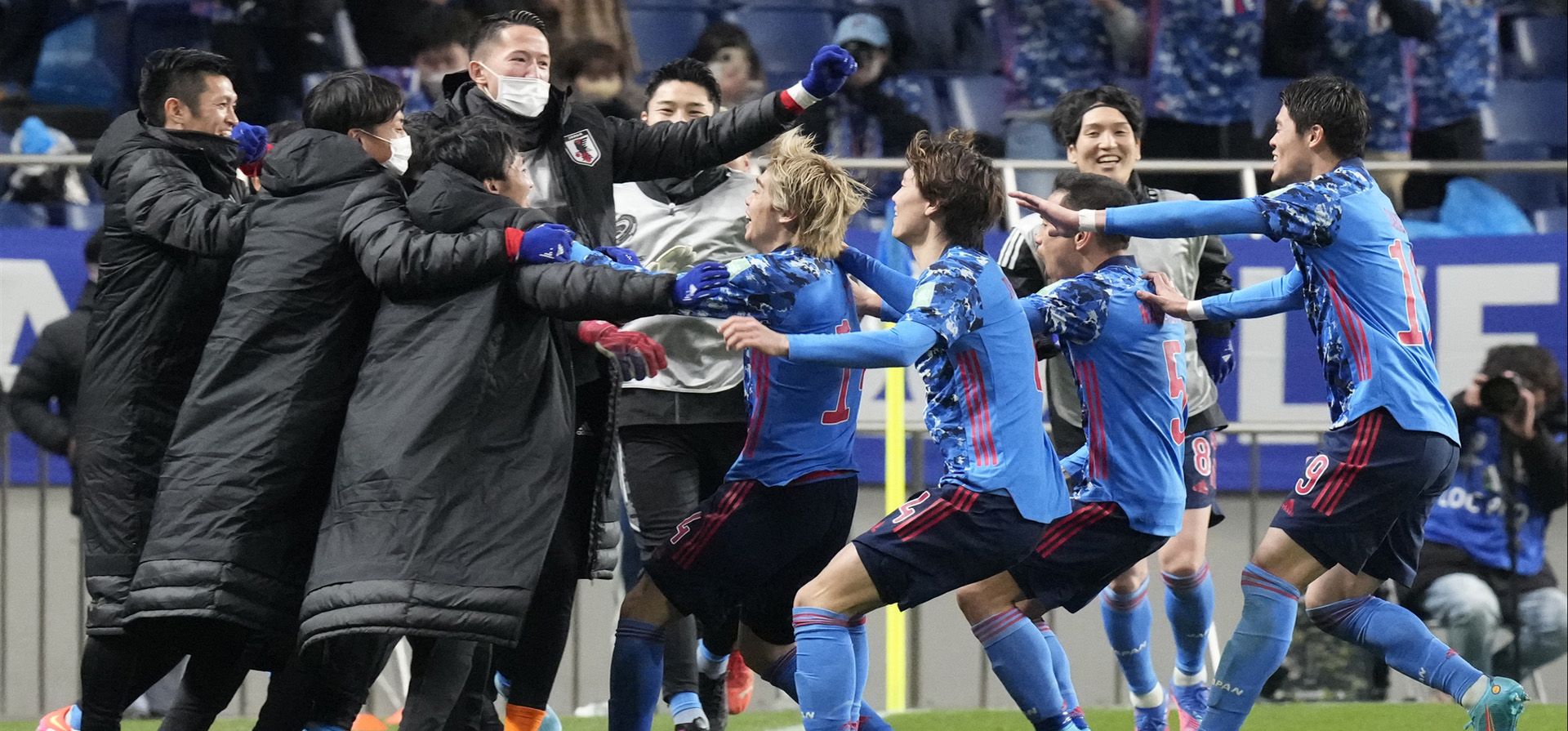 Los jugadores japoneses celebran después de anotar un gol durante su partido de fútbol de clasificación del grupo B para la Copa Mundial 2022 contra Arabia Saudita en el Estadio Saitama 2002 en Saitama, al norte de Tokio, el martes 1 de febrero de 2022.