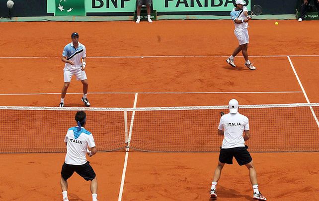 En defensa. Eduardo Schwank pega un revés paralelo que superará a Simone Bolelli. Eduardo y Horacio Zeballos sólo perdieron en el servicio en el cuarto y último set.