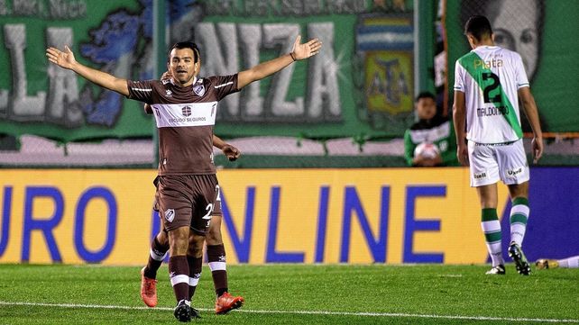Facundo Curuchet festeja uno de los goles que convirtió ante el Taladro.