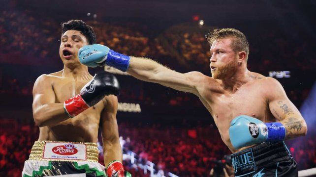 Canelo Álvarez defendió sus coronas en una pelea vibrante ante Munguía