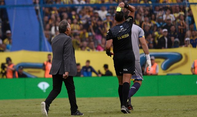 Miguel Ángel Russo sigue enojado al árbitro Ariel Penel durante el partido ante Boca.