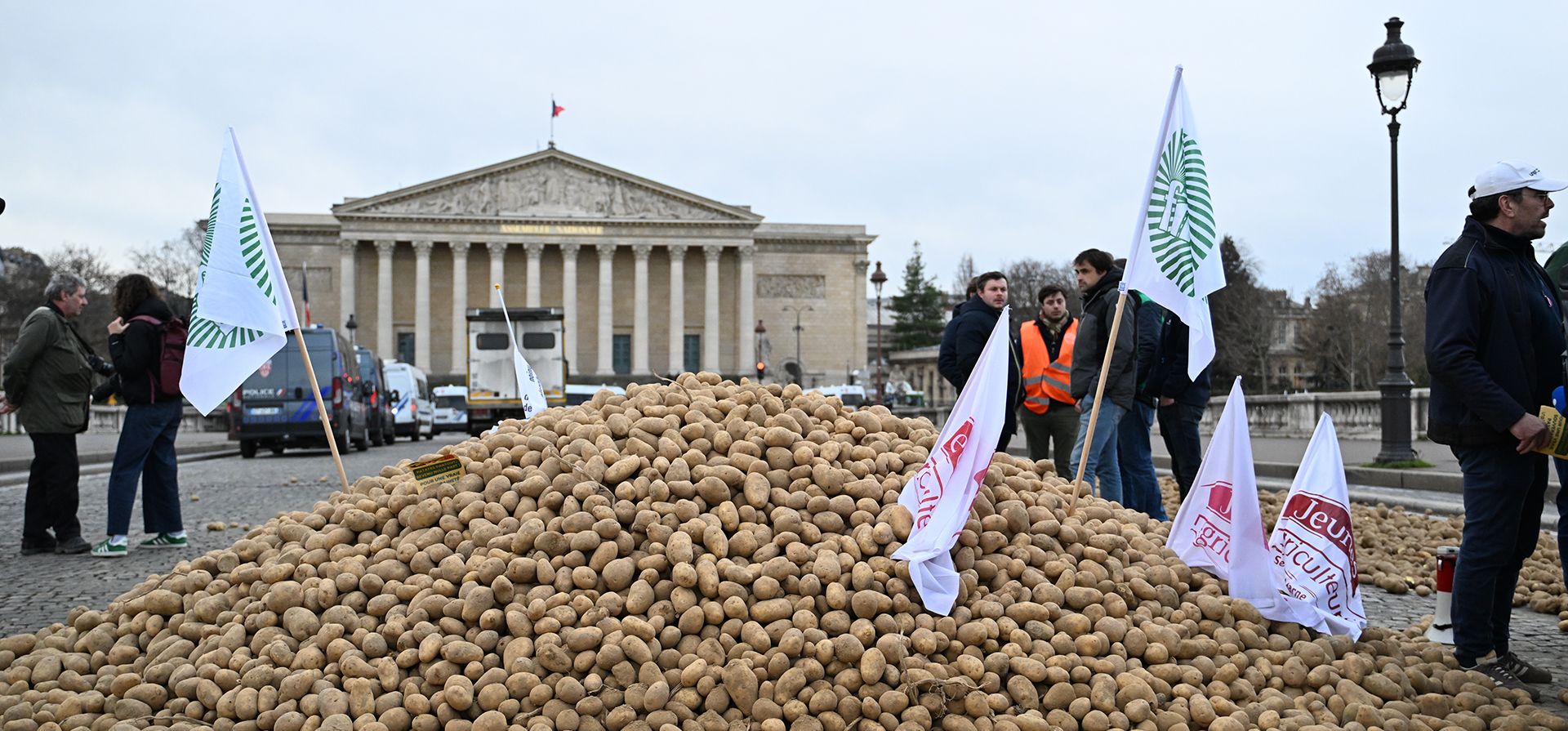 Agricultores junto a una pila de papas frente a la Asamblea Nacional protestan contra el acuerdo comercial entre el Mercosur y la UE con Sudamérica, que temen amenaza su sustento. El martes 13 de enero de 2026, frente a la Asamblea Nacional en París. (Foto AP/Emma Da Silva) Agricultores junto a una pila de papas frente a la Asamblea Nacional protestan contra el acuerdo comercial entre el Mercosur y la UE con Sudamérica, que temen amenaza su sustento. El martes 13 de enero de 2026, frente a la Asamblea Nacional en París. (Foto AP/Emma Da Silva)