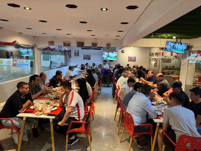 Referentes y dirigentes vinculados a la vida institucional de Unión compartieron una despedida de año en el bar del 15 de Abril