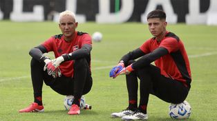Keylor Navas junto a Josué Reinatti en el inicio de la estadía del Tico en Newells. El juvenil podría emigrar.