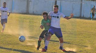 Anotó. Juan Bergara marcó el segundo tanto del elenco de Villa Uranga cerca del final del partido.&nbsp;