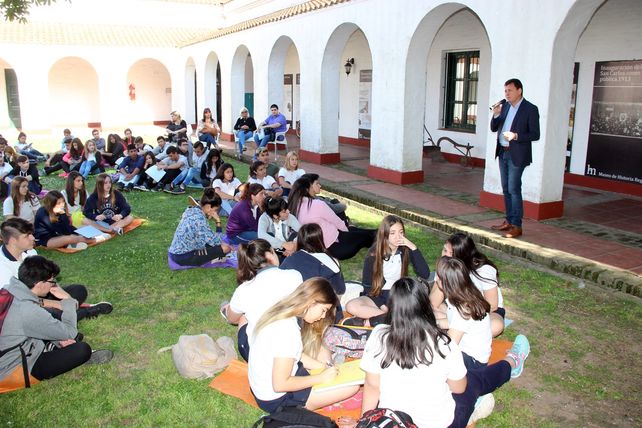 Con los chicos. Raimundo valoró la participación de los alumnos.