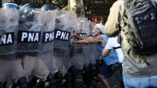 Este jueves se vivieron momentos de tensión entre los manifestantes de izquierda y la policía frente al Congreso de la Nación.&nbsp;