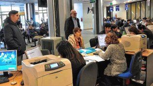 Desde el lunes cobran los empleados públicos de la provincia los aumentos en sus haberes