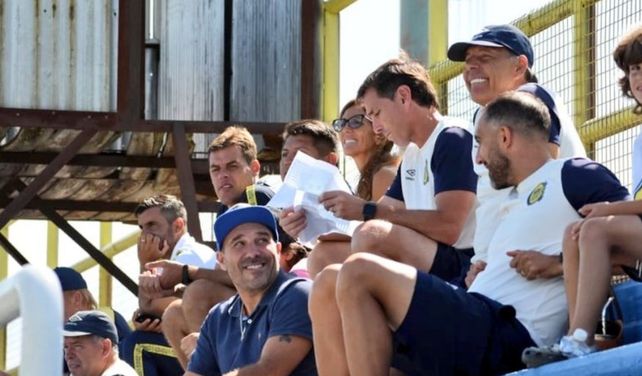 Claudio Ubeda anotando todo y llevando detalles de distintos jugadores. A su lado
