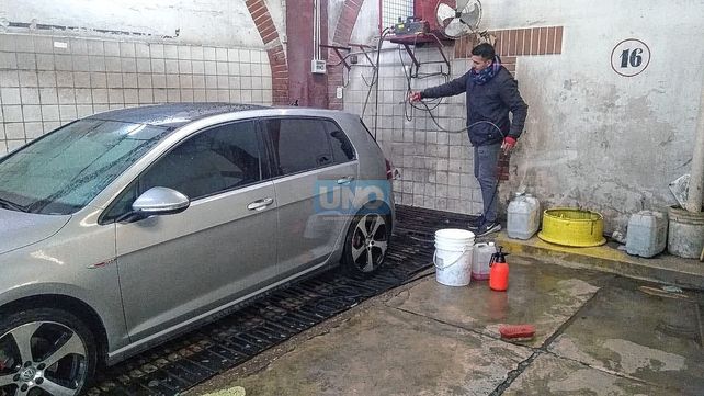 El lavado completo cuesta $1.100. Trabajador del rubro describió cómo es trabajar con tanto frío y habló de las cosas más extrañas encontradas en los autos