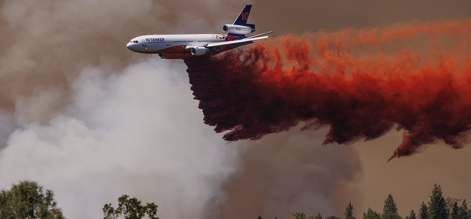 Un avión arroja retardante sobre el Oak Fire mientras arde en una zona no incorporada del condado de Mariposa, California, el domingo 24 de julio de 2022.