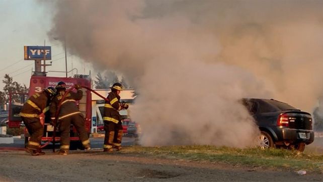 Bomberos Zapadores de San Lorenzo trabajan en el extinción del fuego tras el choque.&nbsp;