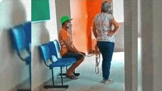 Brasil: el hombre esperaba su turno para vacunarse atado con una soga