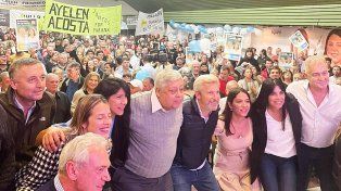 En sede de UCR, la precandidata a intendenta de Paraná, Ayelén Acosta, estuvo junto al precandidato a gobernador Rogelio Frigerio y dirigentes del radicalismo