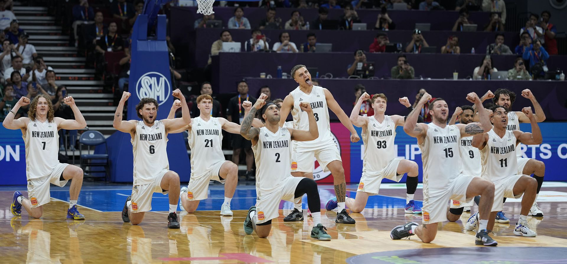 Los jugadores de Nueva Zelanda realizan un Haka antes de su partido contra Filipinas en los Clasificatorios de la Copa FIBA Asia 2025, el jueves 21 de noviembre de 2024, en el Mall of Asia Arena en Manila, Filipinas. (Foto AP/Aaron Favila)