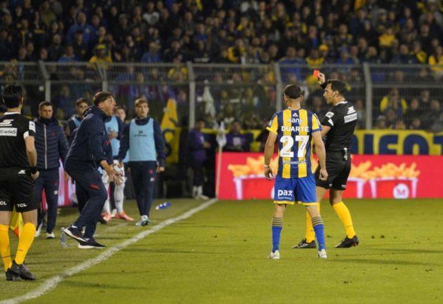 El entrenador de San Lorenzo Damián Ayude fue expulsado por el árbitro Facundo Tello. Central iguala 0 a 0.
