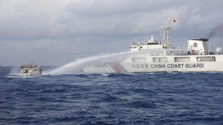 Un guardacostas chino ataca con agua a alta presión a un pequeño barco filipino.&nbsp;