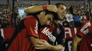 Referentes. Maximiiliano Rodríguez e Ignacio Scocco marcaron los goles ante Atlético Mineiro en 2013.
