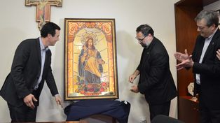 Donación de la imagen en vitral de la Virgen de la Dulce Espera
