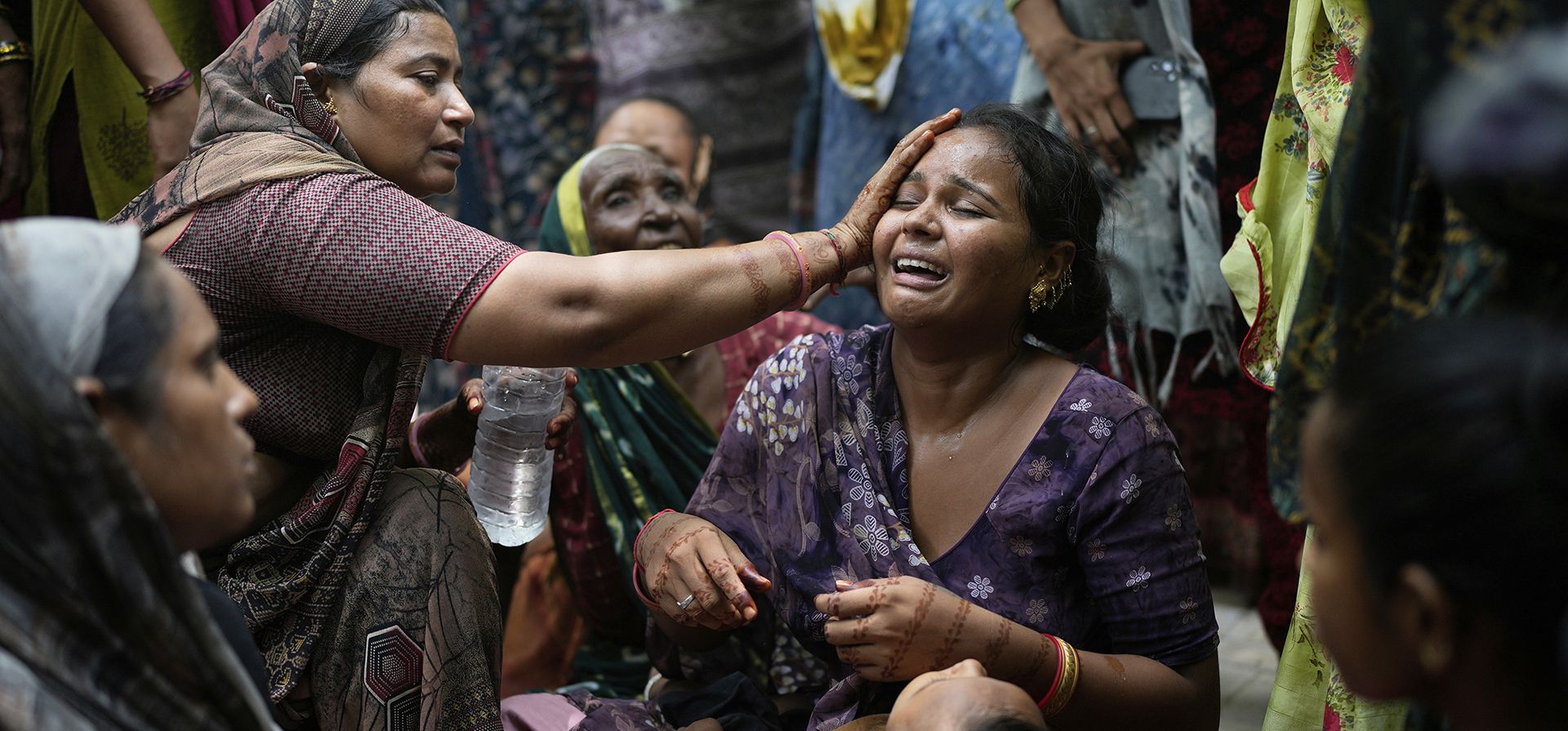 Una familiar de una de las víctimas del choque del avión de Air India es consolada en un hospital de Ahmedabad, India, el viernes 13 de junio de 2025. (AP Photo/Rafiq Maqbool) Una familiar de una de las víctimas del choque del avión de Air India es consolada en un hospital de Ahmedabad, India, el viernes 13 de junio de 2025. (AP Photo/Rafiq Maqbool)