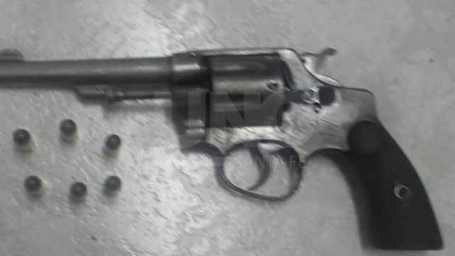 Lo apresaron cuando caminaba en barrio Las Flores con un arma de guerra cargada