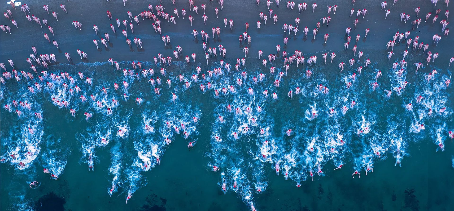 Hobart, Australia. Bañistas participan en el solsticio de invierno anual durante el festival Dark Mofo de Hobart en Long Beach. Fotografía: Rob Blakers/EPA Hobart, Australia. Bañistas participan en el solsticio de invierno anual durante el festival Dark Mofo de Hobart en Long Beach. Fotografía: Rob Blakers/EPA