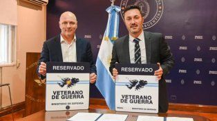 El ministro de Defensa, Luis Petri, fue cuestionado luego de brindar estacionamiento prioritario a veteranos de Malvina en supermercados de la cadena Cencosud