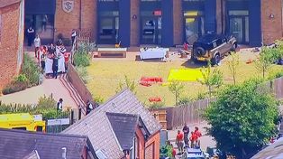 Una niña muerta y 16 heridos al chocar un auto contra una escuela en Londres