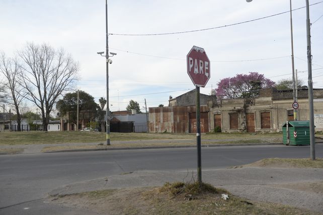 La víctima estuvo hablando con su homicida debajo de tres cámaras de vigilancia en Chaco y Génova