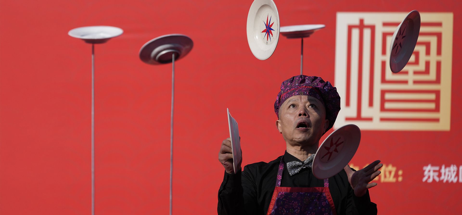 Un artista hace malabarismos con platos durante una presentación en la concurrida Feria del Templo Ditan el primer día del Año Nuevo Lunar chino en Beijing el miércoles 29 de enero de 2025. (Foto AP/Aaron Favila) Un artista hace malabarismos con platos durante una presentación en la concurrida Feria del Templo Ditan el primer día del Año Nuevo Lunar chino en Beijing el miércoles 29 de enero de 2025. (Foto AP/Aaron Favila)