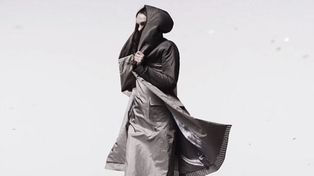 Crean línea de ropa que no sólo protege de la lluvia, sino también de las redes sociales