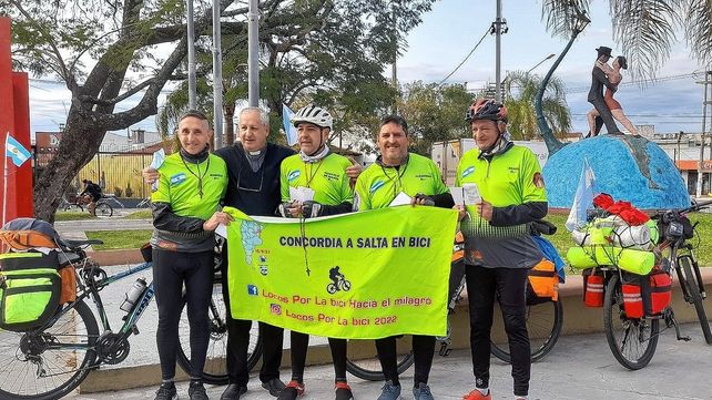 Los ciclistas recibieron la bendición del padre Ramón Galarza