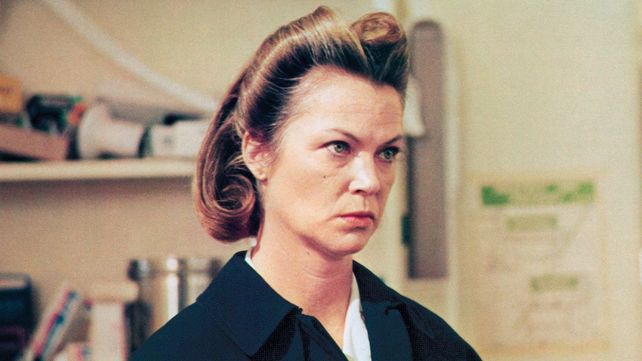 Louise Fletcher como Mildred Fletcher en la pel&iacute;cula de Milos Forman que la catapult&oacute; a la fama.