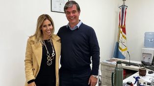 Milei empieza a armar su estructura en Santa Fe y su equipo visitó a un intendente