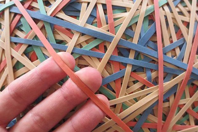 Una pelota con 5 mil bandas elásticas que pesa 113 kilos