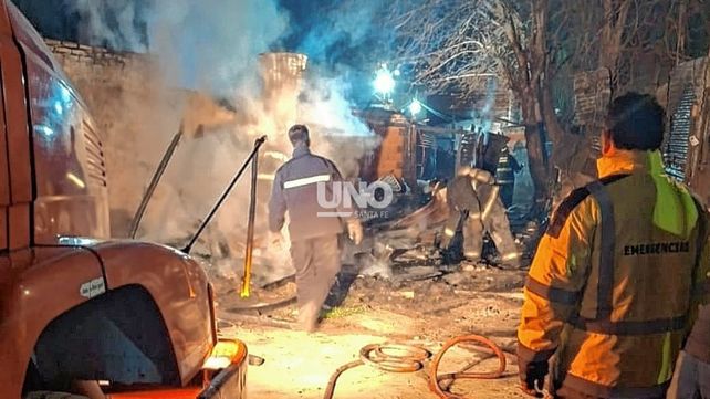 Madrugada de fuego en Santa Fe: bomberos sofocaron un incendio que destruyó cuatro casas en un pasillo de Bº Nueva Pompeya.
