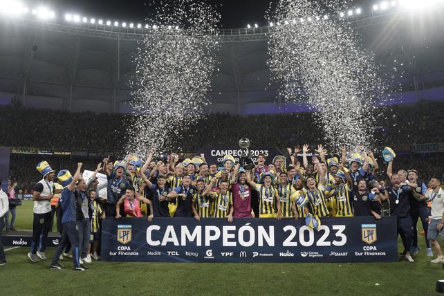 El plantel completo de Central celebra el título de la Copa de la Liga 2023 en el Madre de Ciudades.