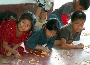 Niños aborígenes de preescolar y primaria aprenden matemática con el sistema maya