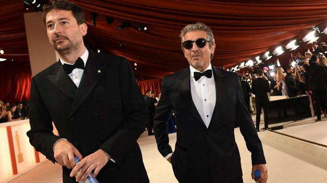 Ricardo Darín junto a Santiago Mitre en los Oscar 2023