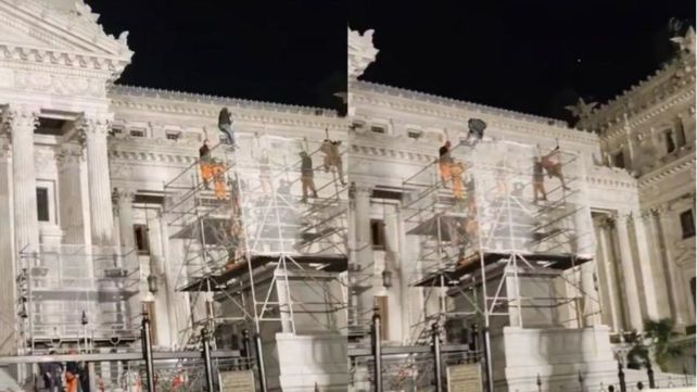 El hombre se subió al andamio al frente del Congreso y fue reducido por la policía.