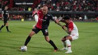 Cocoliso González domina como puede e intenta generar algo de peligro para Newells.