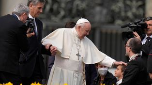 El Papa levantó todas las audiencias de este viernes por su dolor en la rodilla