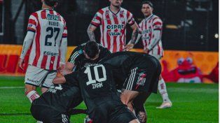 Unión no puede cerrar el arco: llegó a 20 partidos consecutivos recibiendo goles
