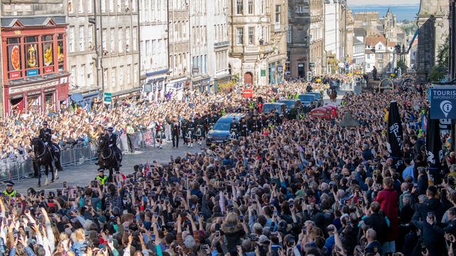 Los británicos comienzan a despedirse de Isabel II en Edimburgo