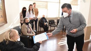 El Intendente Martín Oliva entregó certificados a los adultos mayores.