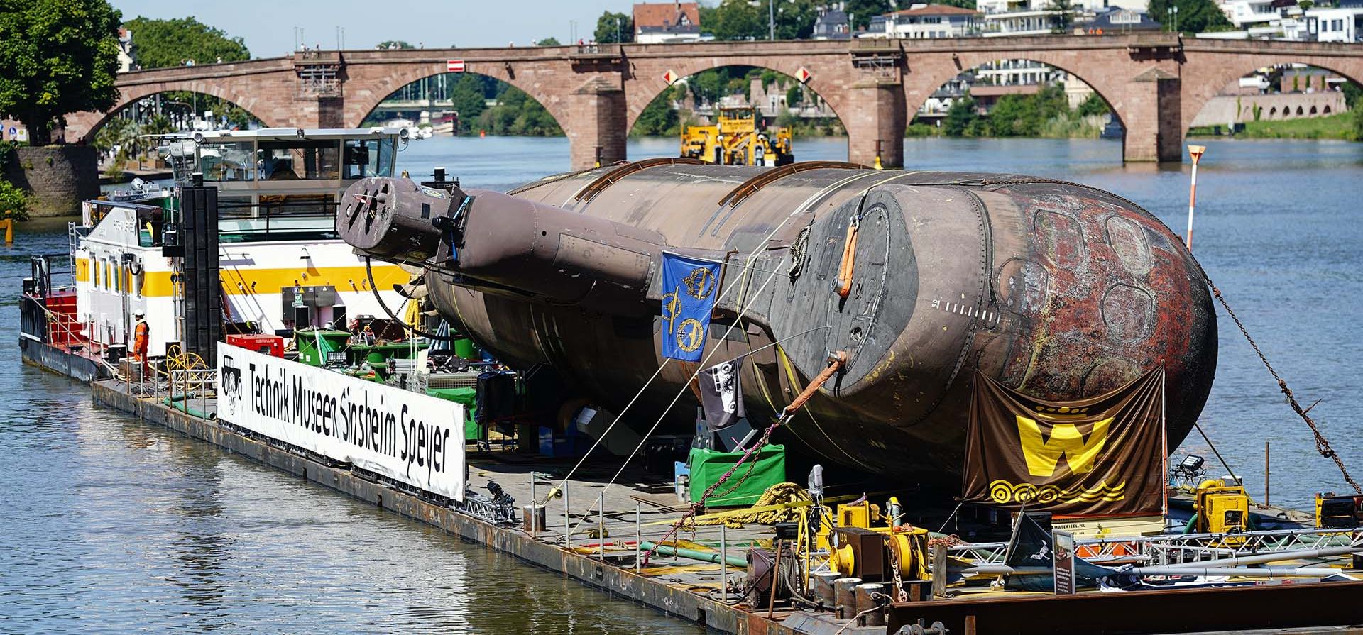 El submarino U17 entra en una esclusa en un barco de transporte frente al Puente Viejo en un barco de transporte, en Heidelberg, Alemania, el lunes 8 de julio de 2024. El barco Clase 206A estuvo en servicio con la Armada alemana durante más de 35 años y fue Transportado desde Kiel a través del Mar del Norte y el Rin en 2023 hasta Speyer, en Renania-Palatinado, en una espectacular maniobra sobre un pontón flotante. (Uwe Anspach/dpa vía AP El submarino U17 entra en una esclusa en un barco de transporte frente al Puente Viejo en un barco de transporte, en Heidelberg, Alemania, el lunes 8 de julio de 2024. El barco Clase 206A estuvo en servicio con la Armada alemana durante más de 35 años y fue Transportado desde Kiel a través del Mar del Norte y el Rin en 2023 hasta Speyer, en Renania-Palatinado, en una espectacular maniobra sobre un pontón flotante. (Uwe Anspach/dpa vía AP