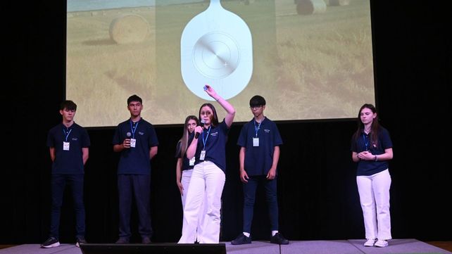 El equipo Cira, de la Escuela Técnica N° 343 de El Trébol, que desarrolló un sistema de microchip para ganado con inteligencia artificial y sensores biométricos fue el grupo ganador.