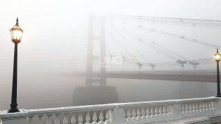 Jueves gris y con cielo invisible por la densa niebla en la ciudad de Santa Fe