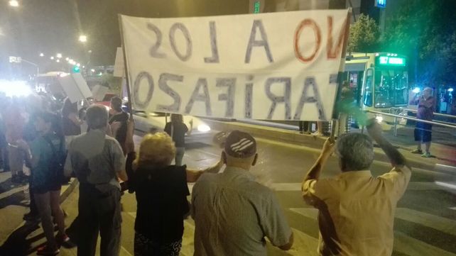 Rosario se manifestó contra los tarifazos con un ruidazo que se escuchó en toda la ciudad
