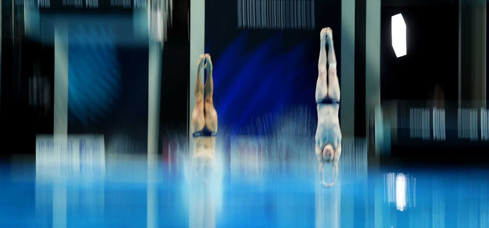 Timo Barthel y Jaden Shiloh Eikermann Gregorchuk de Alemania compiten durante la prueba preliminar de plataforma de 10 metros sincronizados de clavados masculinos en el 19° Campeonato Mundial FINA en Budapest, Hungría, el martes 28 de junio de 2022.